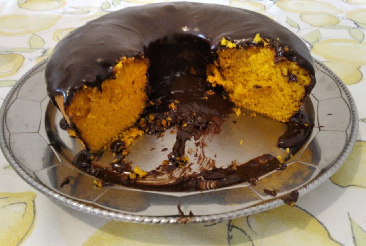 Bolo de cenoura fofinho com cobertura crocante de chocolate