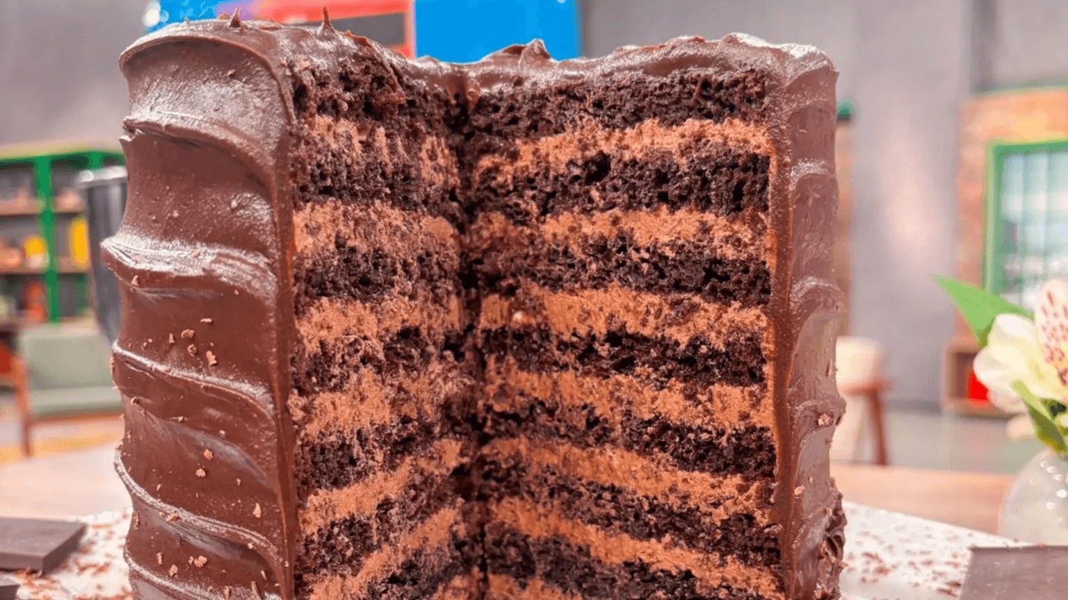 Fatia monumental de bolo de chocolate Matilda com camadas úmidas e cobertura brilhante de ganache