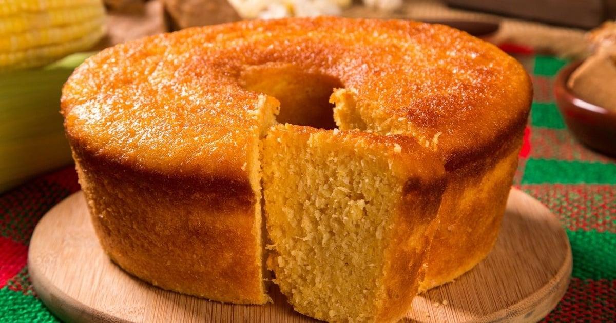 Bolo de fubá dourado e macio desenformado sobre toalha xadrez acolhedora