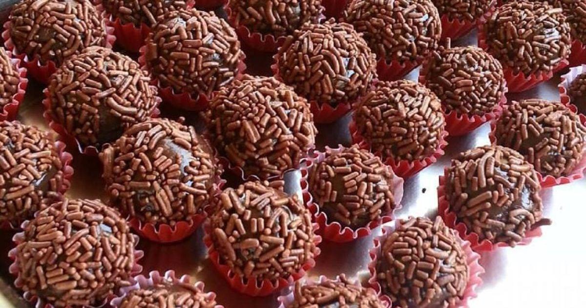 Docinhos de brigadeiro tradicional enrolados no chocolate granulado em forminhas elegantes de festa