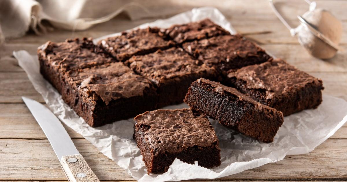 Quadrados de brownie de chocolate com textura fudgy e casquinha craquelada brilhante