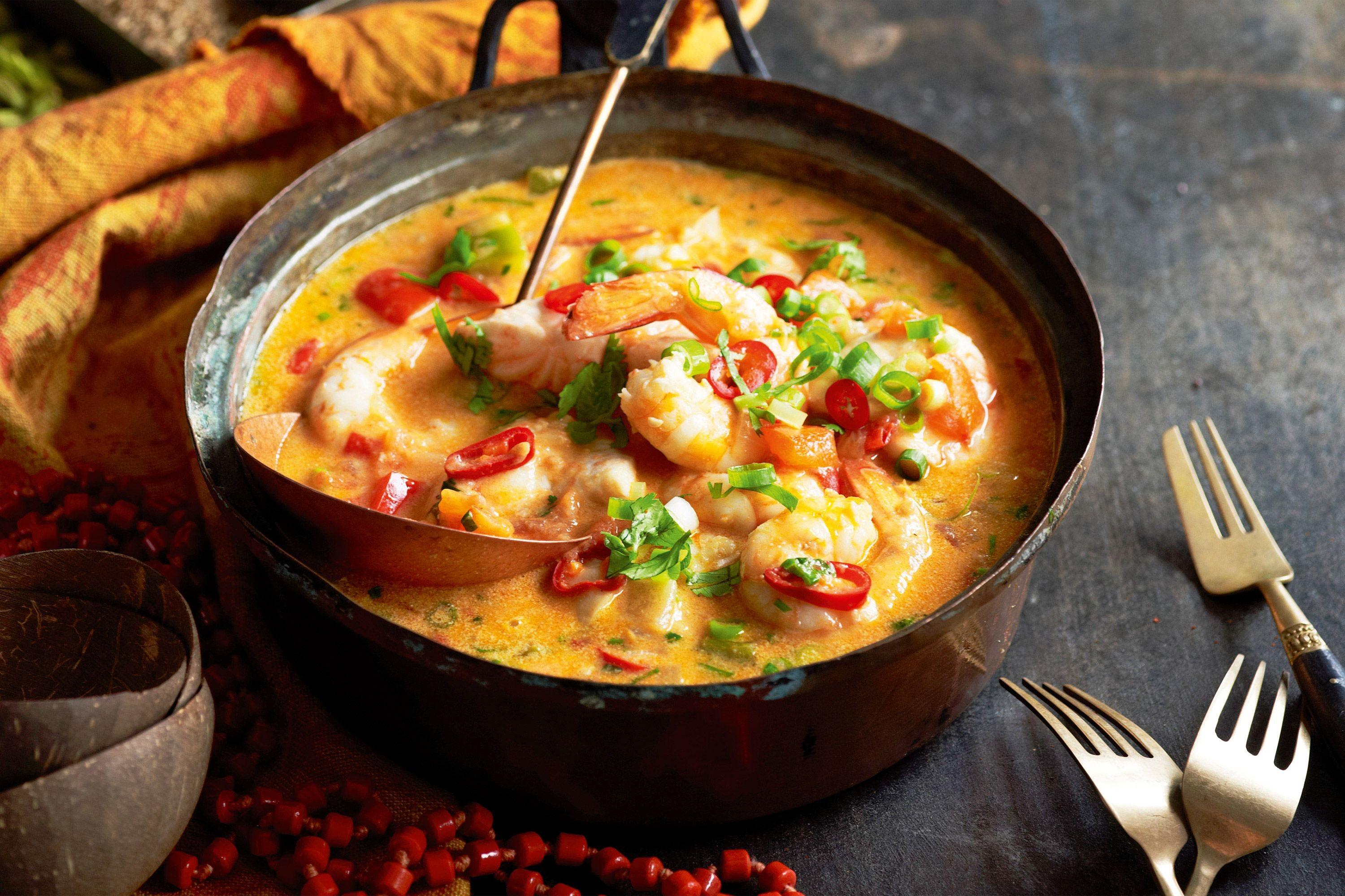 Panela de barro com moqueca baiana tradicional