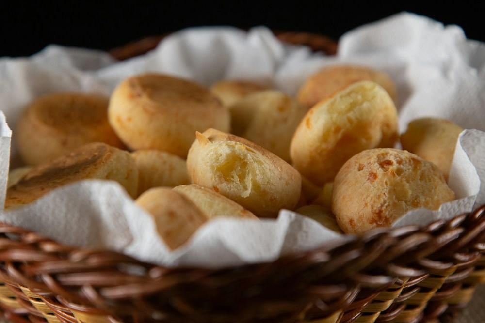 Cesta com pães de queijo mineiros quentinhos e dourados