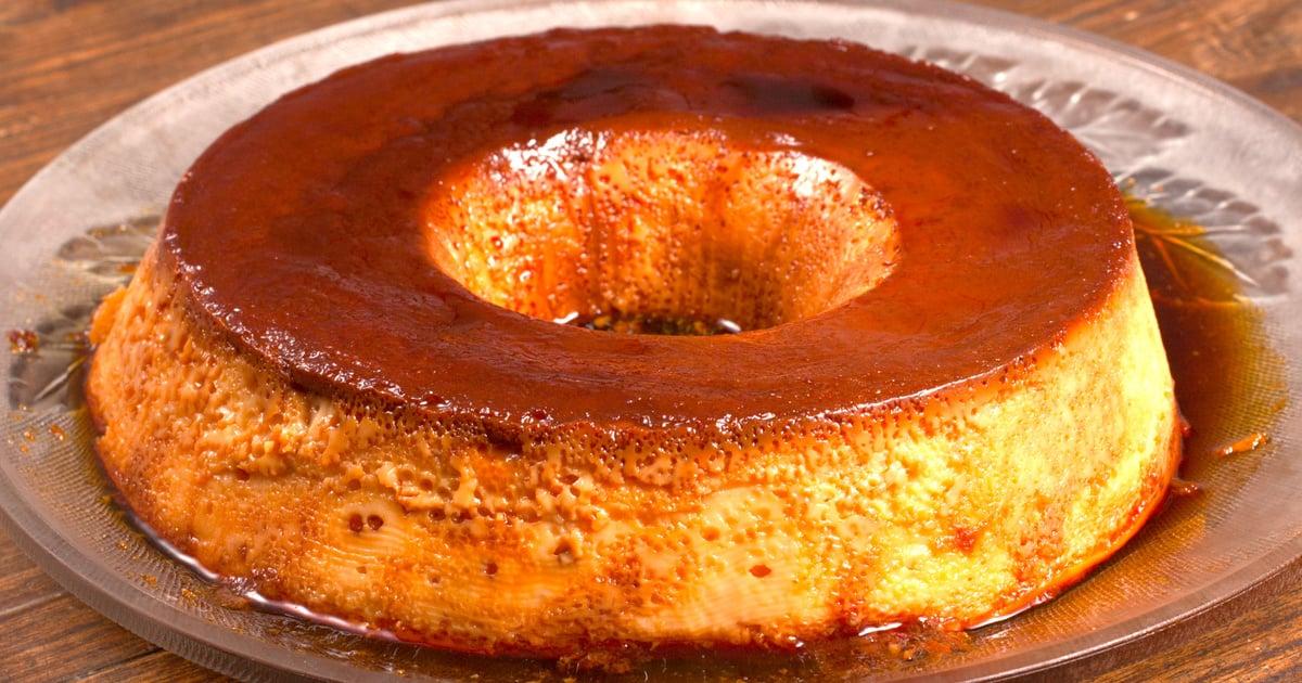 Pudim de leite em pó com calda de caramelo brilhante e topo dourado gratinado na airfryer