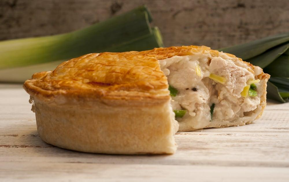 Fatia farta de torta de frango cremosa com queijo gratinado dourado e recheio fumegante